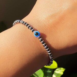 Nazariya bracelet in pure silver with black beads