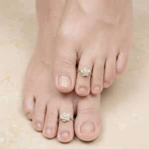Pearl toe ring in floral pattern pure silver