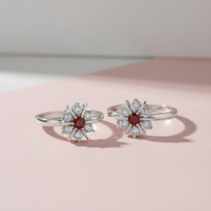 Toe ring in floral pattern with red gemstone in pure silver