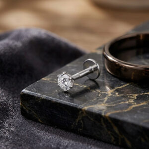 Men white stud in pure silver